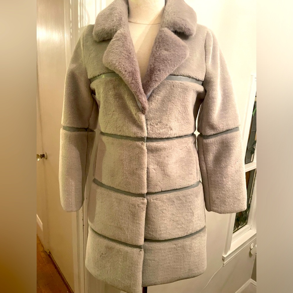 NWT Women’s Faux Fur Coat Plus Size (fits either size). Chic! Soft, comfortable.